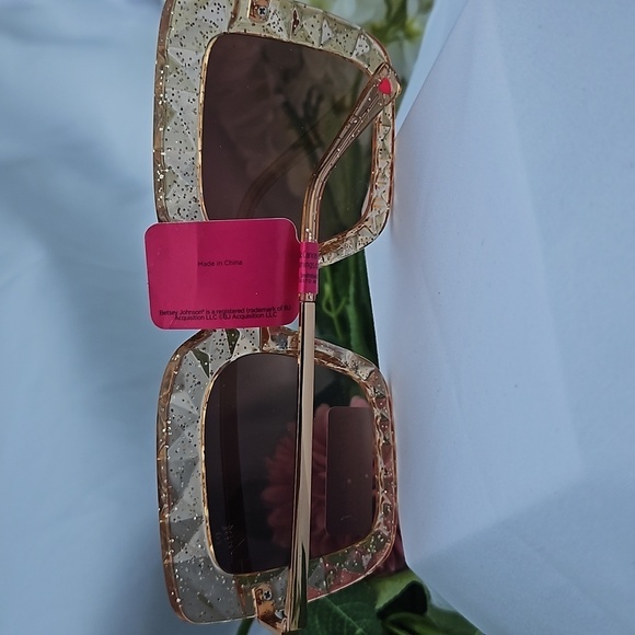 NWT ROSE GOLD BETSEY JOHNSON SUNGLASSES - Picture 4 of 4